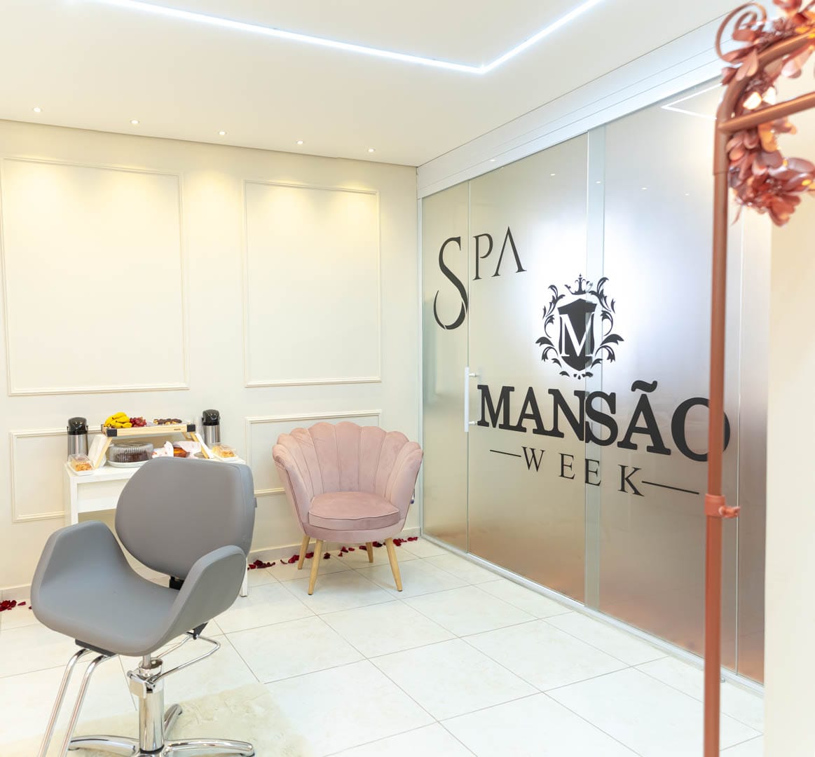 Entrada do SPA Mansão Week com espelhos e ambiente reservado