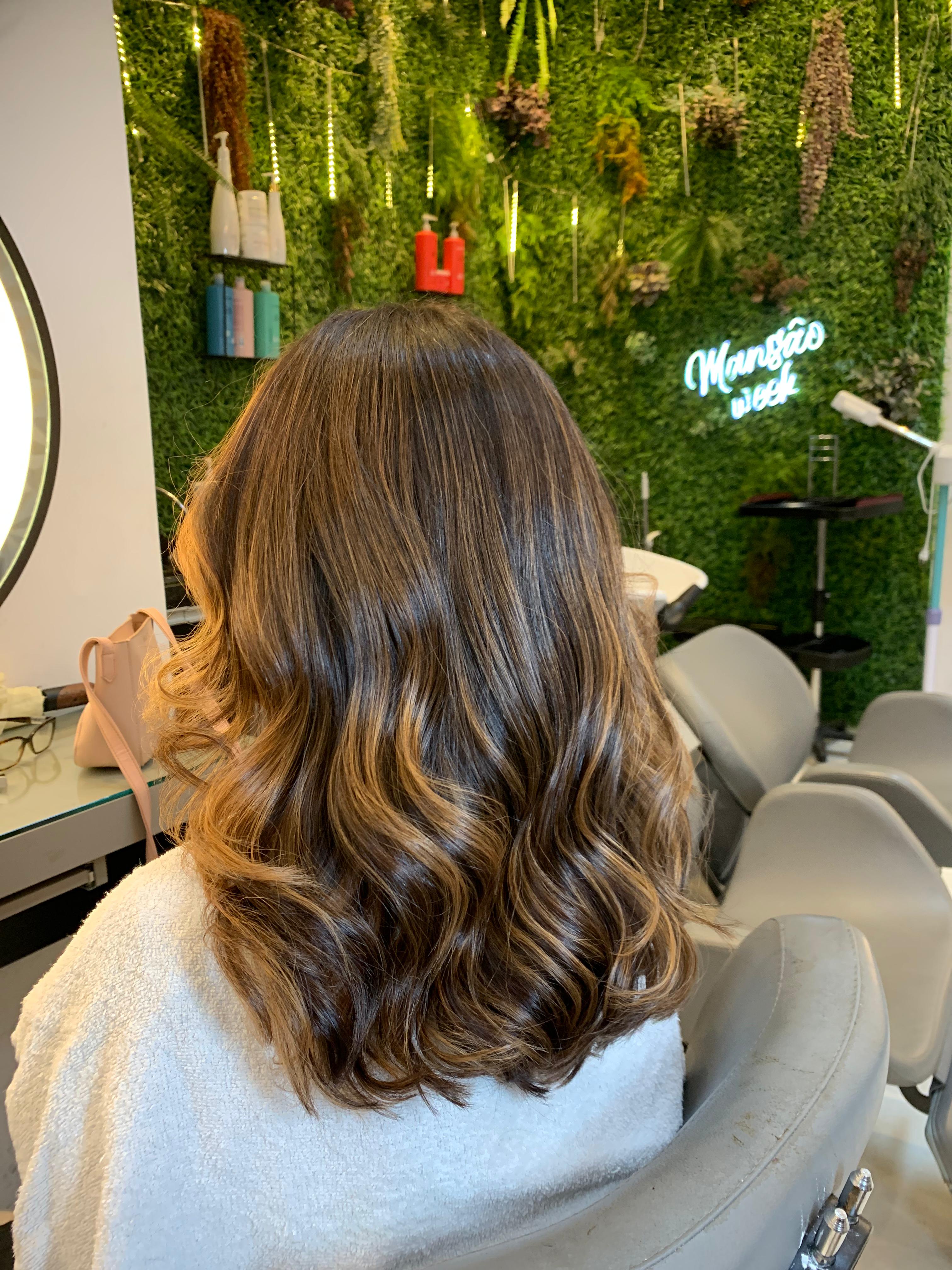 Resultado de mechas em castanho iluminado feito no Mansão Week, Vila Carrão