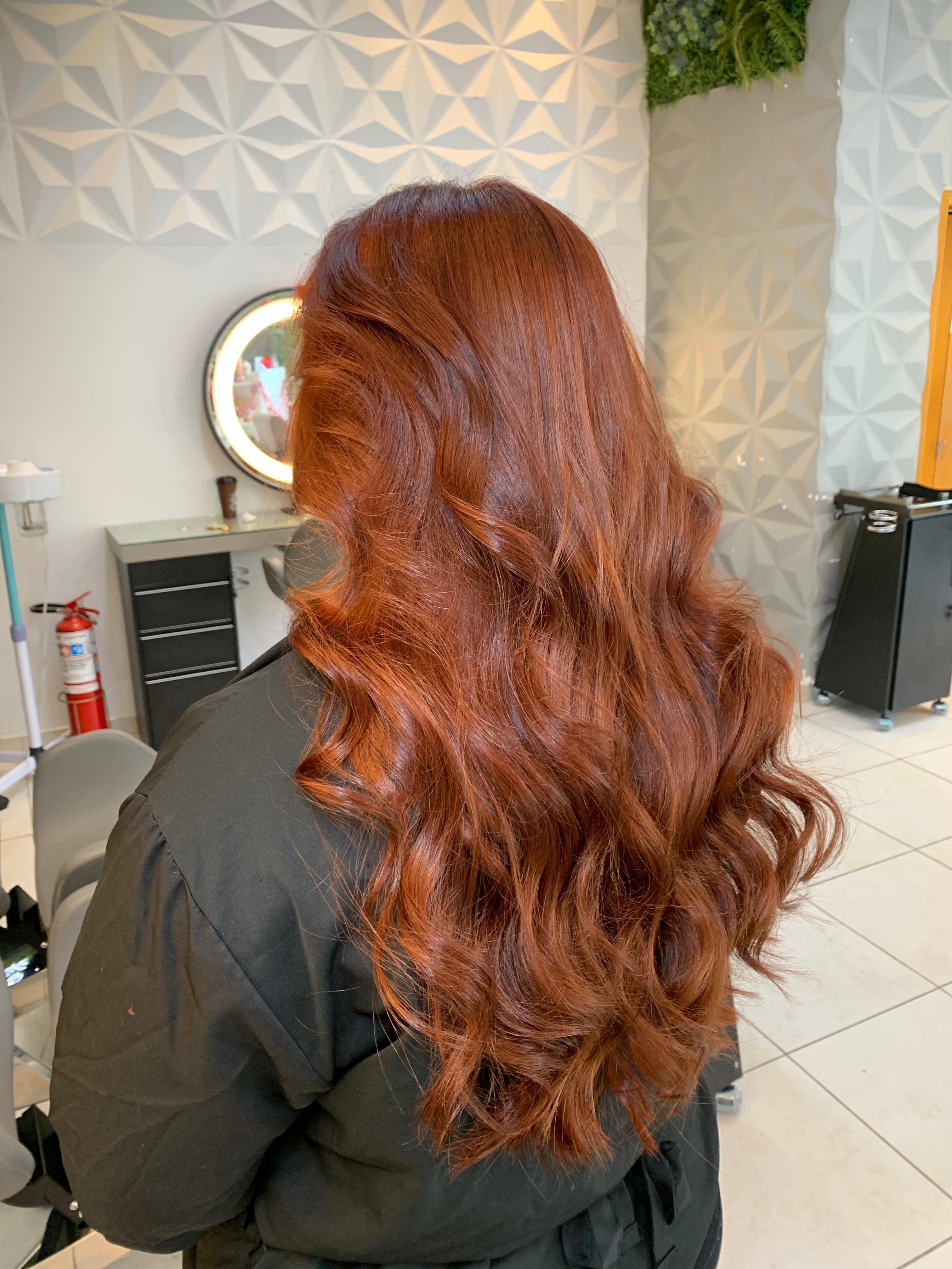 Coloração ruiva com ondas longas feita no Mansão Week, Vila Carrão
