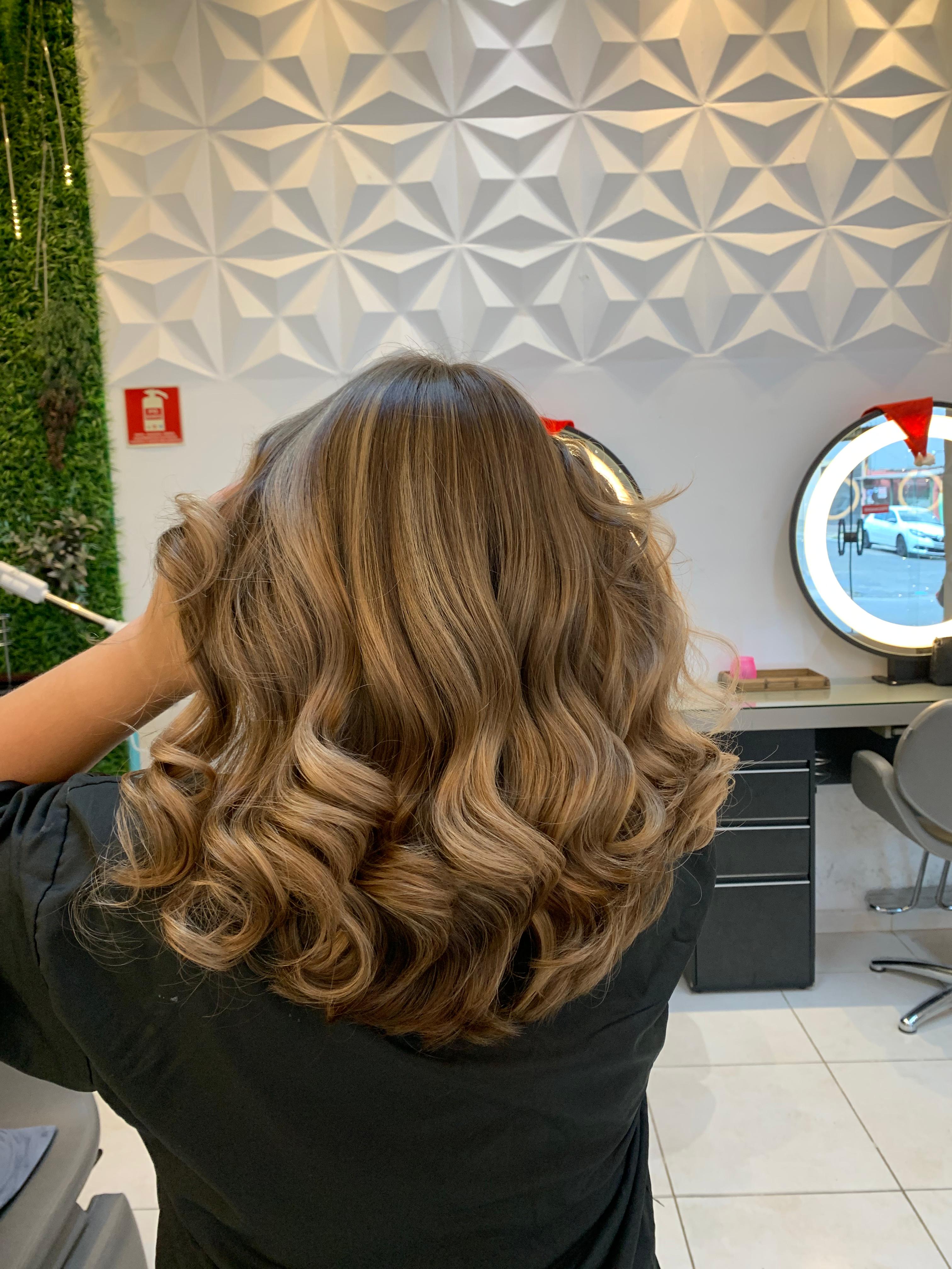 Resultado de mechas em loiro mel feito no Mansão Week