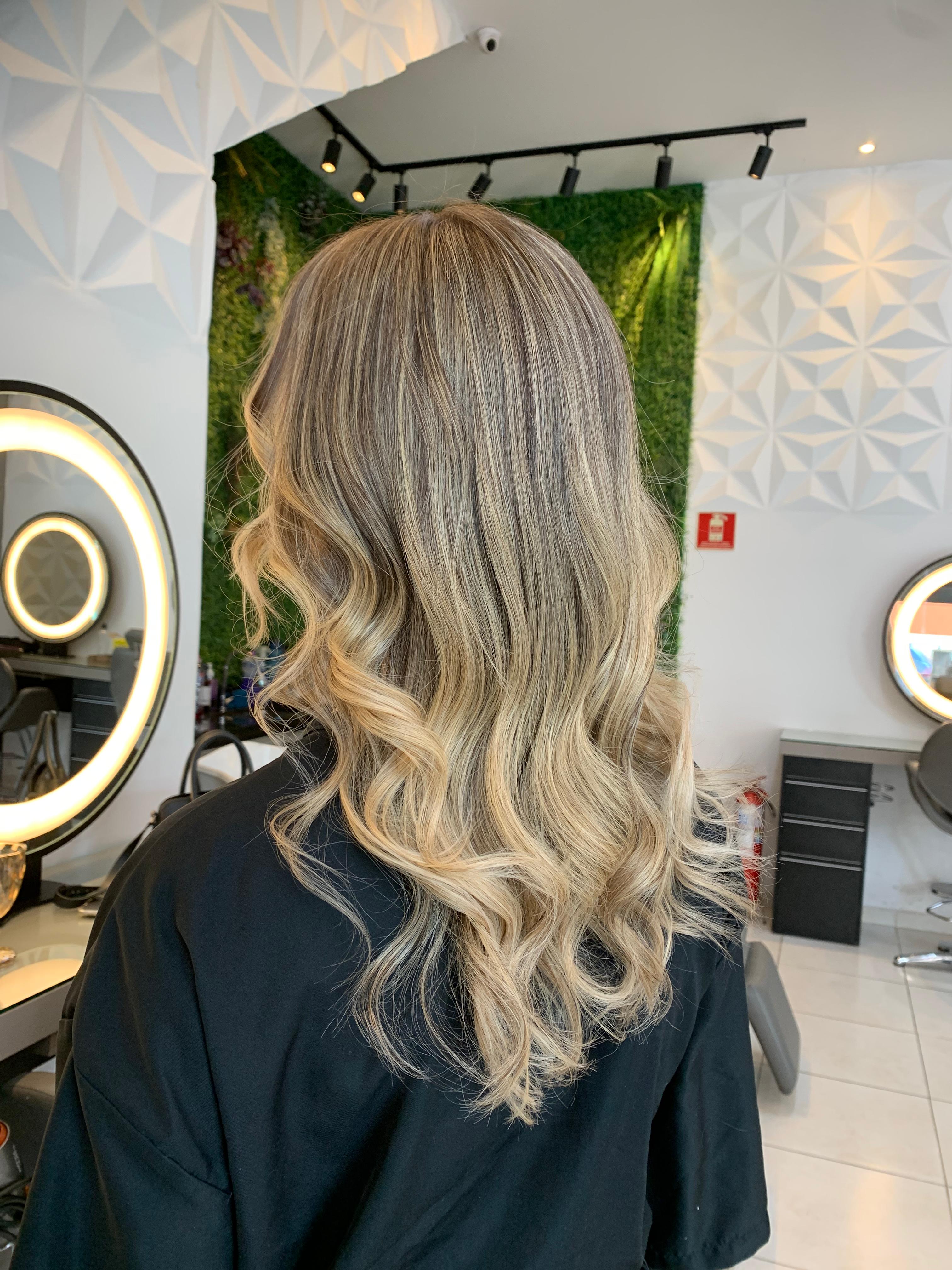 Loiro com balayage no espaço do Mansão Week na Vila Carrão